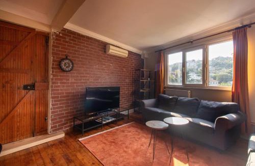Uskudar Apartment | Leafy Views & Light Filled Comfort in Kuzguncuk