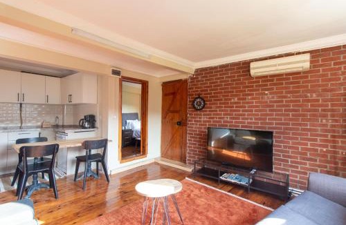 Uskudar Apartment | Leafy Views & Light Filled Comfort in Kuzguncuk