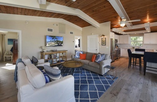 Islamorada House | Leatherback Cottage: Adorable 2-bedroom oceanfront pool home with open water views in Islamorada.