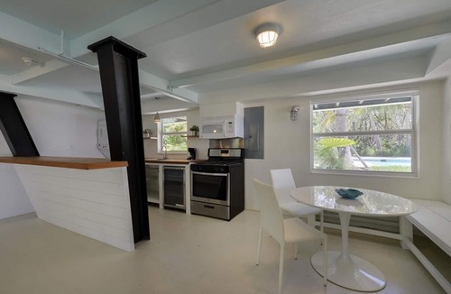 Islamorada House | Leatherback Cottage: Adorable 2-bedroom oceanfront pool home with open water views in Islamorada.