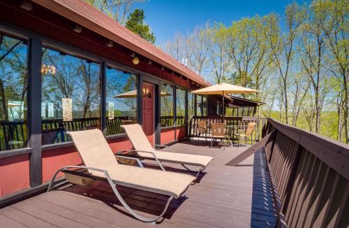 Burkesville House | 'Ledge Lodge' Burkesville Getaway: Pool & Views!