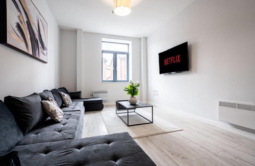 Leeds Apartment | Leeds Dock Riverside Apartment Sleeps 8 and Parking