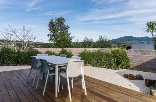 Raglan House | Left Break Easy Family Escape