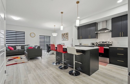 Southeast Calgary House | Legacy Executive Stay | Pet-Friendly 3-Bed, 2.5-Bath family home with garadge