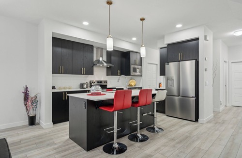 Southeast Calgary House | Legacy Executive Stay | Pet-Friendly 3-Bed, 2.5-Bath family home with garadge