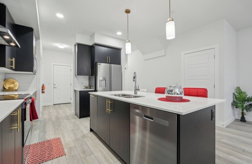Southeast Calgary House | Legacy Executive Stay | Pet-Friendly 3-Bed, 2.5-Bath family home with garadge