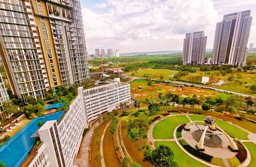 Medini Apartment | Legoland-Hapi Moon Light Families Space-2B2R-8pax Nice Pool Garden View @ Elysia