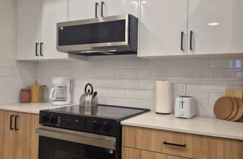 Edmonton Apartment | Leif - Spacious Garneau Retreat | 4 Beds | Sleeps 6