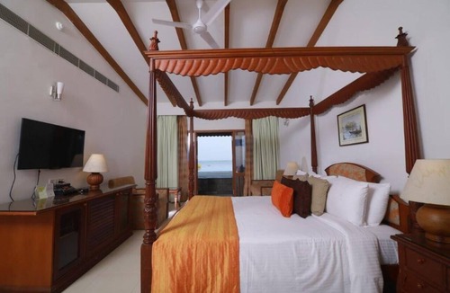Muhamma Hotel | Lemon Tree Vembanad Lake Resort, Kerala