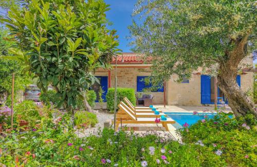 Fres Villa | Lemon Tree Villa with Private Pool and Starlink Internet