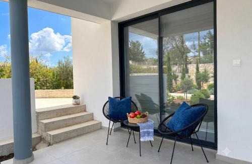 Anarvagos House | Lemonia Modern Maisonette Fresh 3-BDR Family