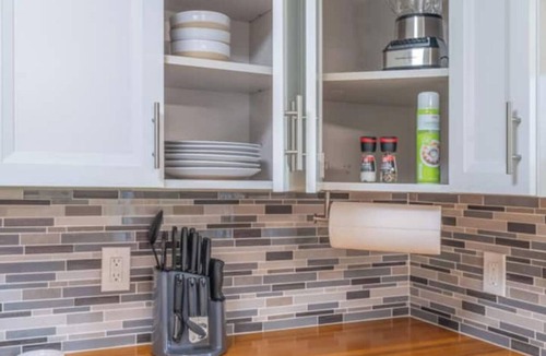 Green Bay House | Leo Blitz - Comfortable 2 Bed - Centrally Located