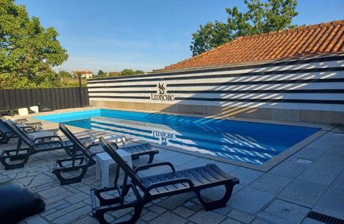 Barcelos Hotel | Leonchic - Guest House com Piscina de Água Salgada