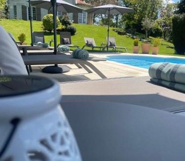 Saint-Mesmin Bed & Breakfast | LES 15 CHENES Chambres d hôtes, parc arboré de 5000 m2 à 20KM du PUYDUFOU Une suite familiale et 3 chambres doubles
