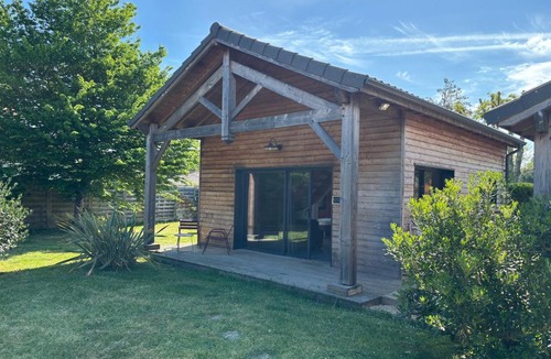 Saint-Aubin-de-Medoc Ski Chalet | Les chalets du Médoc en bois aux accents de fuste canadienne avec piscine
