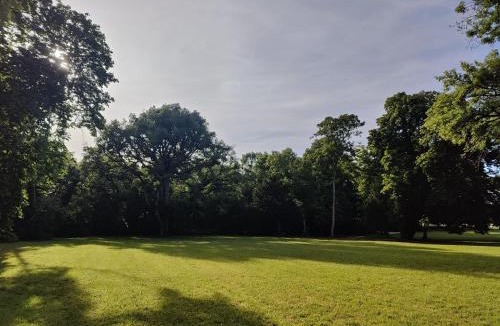 Le Subdray Apartment | Les communs du Château du Sollier - Charme Calme Confort Climatisation - à 5mn du péage de Bourges à la campagne - stationnement privé - Panette Collection