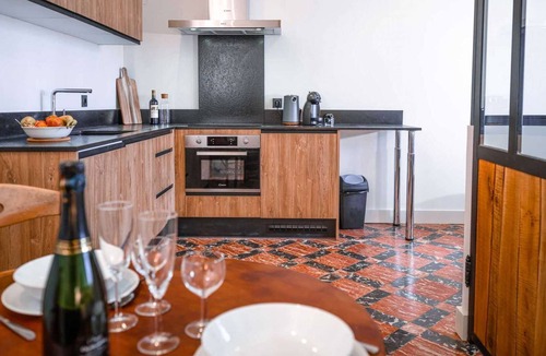 Roquemaure Apartment | Les Comtes de Toulouse - Swim spa - Hamman - Sauna - 2 people