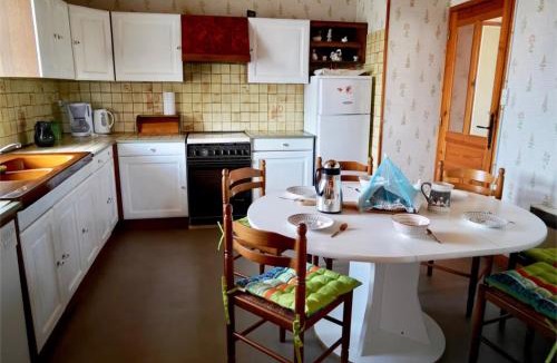 Lavoute-Chilhac House | Les cousines