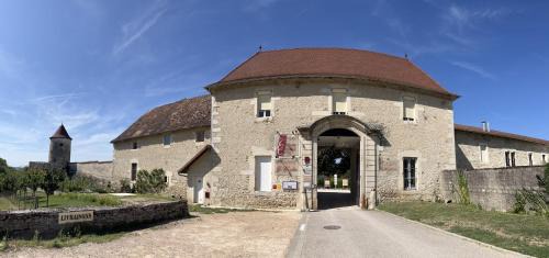 Vignieu Hotel | Les Dépendances du Château Chapeau Cornu