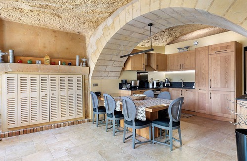 Troo House | Les Iris – Unique Troglodyte House in Trôo