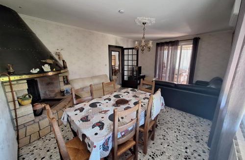 Argeliers House | Les mûriers - Etage complet d'une grande maison avec jardin