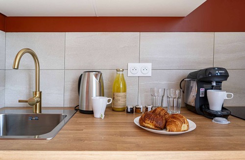 Chatellerault Apartment | Les Maisons Acajou/Charming T2 equipped with Spicy Art