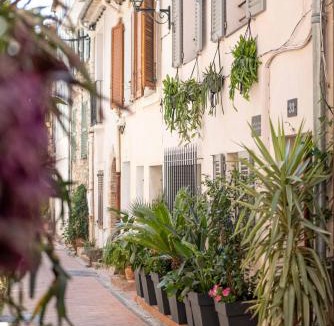 Antibes Old Town Apartment | Les Petits Volets Studio à 100m de la mer