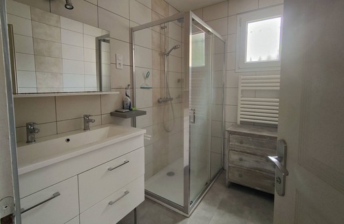 Aydat House | Les Pieds Dans L'eau