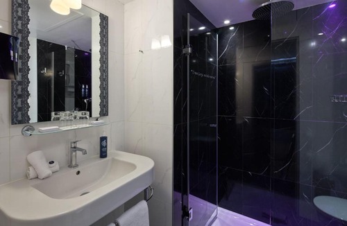 Quartier de Rochechouart Hotel | Les Plumes Hotel