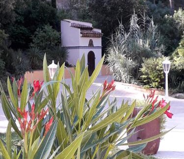 Cuges-les-Pins Bed & Breakfast | LES RESTANQUES - Chambre d'hôtes