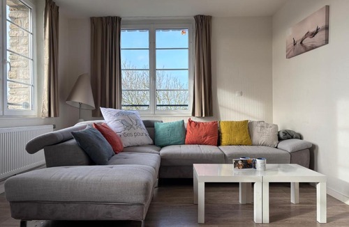 Vierville-sur-Mer Apartment | Les sables d'or Grand apt lumineux bien équipé 1er étage vue panoramique sur campagne près superette, à 600 m plage proche Omaha Beach et pointe du Hoc parking gratuit, garage à disposition