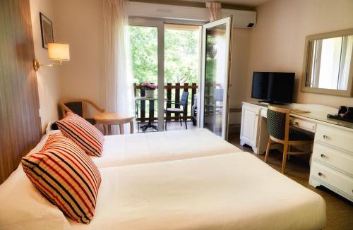Saint-Jean-Lespinasse Hotel | Les Trois Soleils