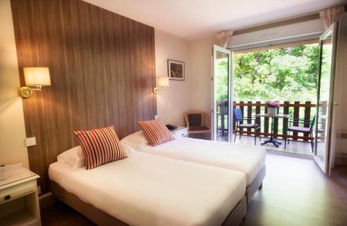 Saint-Jean-Lespinasse Hotel | Les Trois Soleils