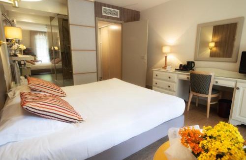 Saint-Jean-Lespinasse Hotel | Les Trois Soleils