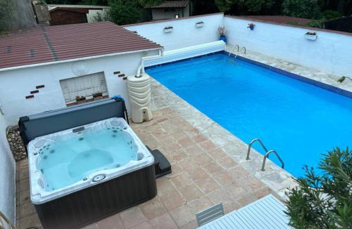 Lamothe-Capdeville Villa | Les Volets Bleus Villa avec piscine et jacuzzi