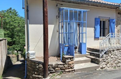 Premian House | Les volets bleus
