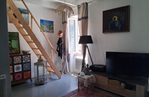Premian House | Les volets bleus