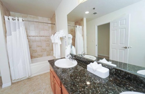 Crystal Harbour Resort | Let's Runaway to the Island! Oceanfront, Pool Access, Close to Seven Mile Beach