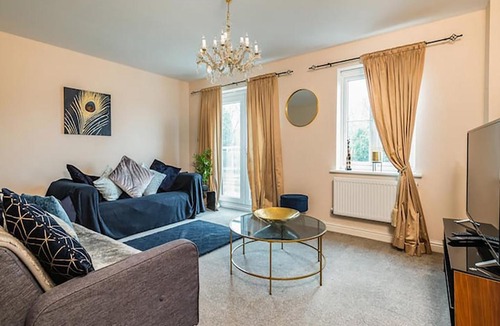 Peterborough Apartment | Letto Serviced Accommodation -Sleeps 7 - PE7 - FREE Parking
