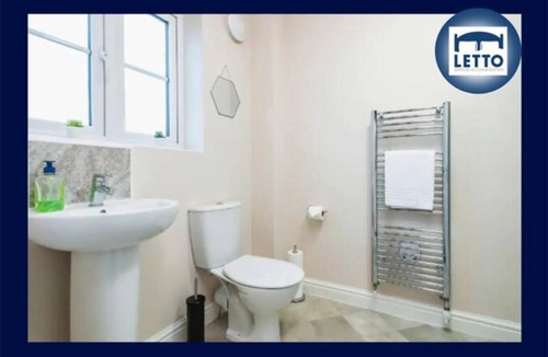 Peterborough Apartment | Letto Serviced Accommodation -Sleeps 7 - PE7 - FREE Parking