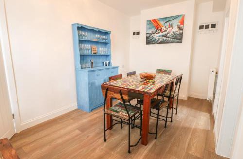Cowes House | Levante