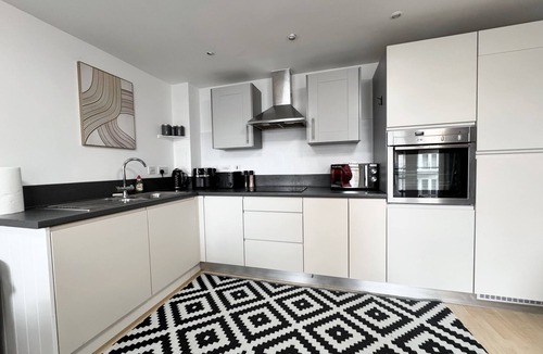 Basingstoke Apartment | Level Access Apartment Easy walk to Railway Station ,Town Centre and Restraints Parking on Site