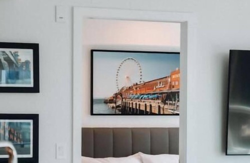 South Lake Union House | Level Seattle- Enjoy city views in our studio suite with one king bed, furnished kitchen and a deluxe bathroom.