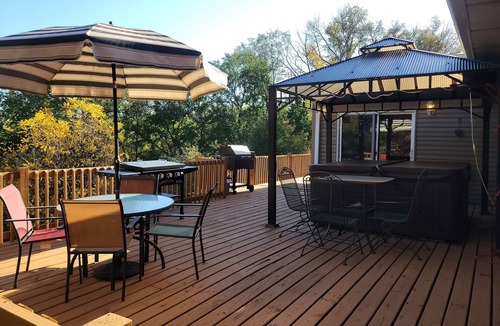 Yankton House | Lewis & Clark Trail Hideaway, SD side/ 2 min to the lake/10 min to Yankton.