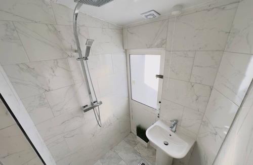 Stratford Bed & Breakfast | Leyton House - SleepyLodge - Room 2
