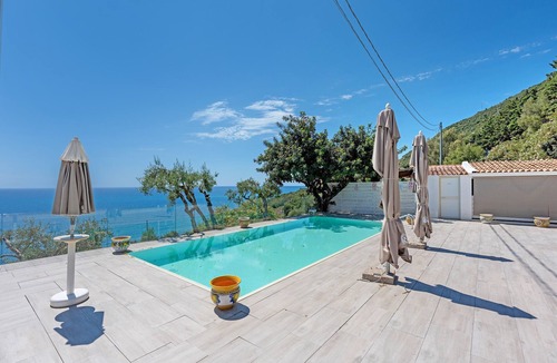 Caprioli Apartment | Libeccio Garden View Room with Wi-Fi and Air Conditioning