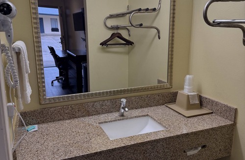 Collins Hotel | Liberty Inn