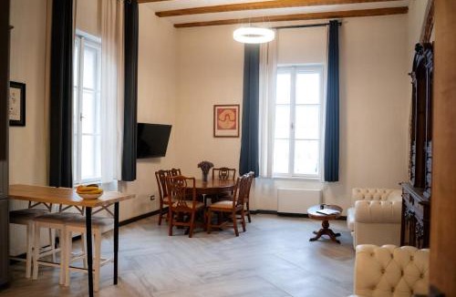 Old City Apartment | Liberty Square View Heritage Refined Flat