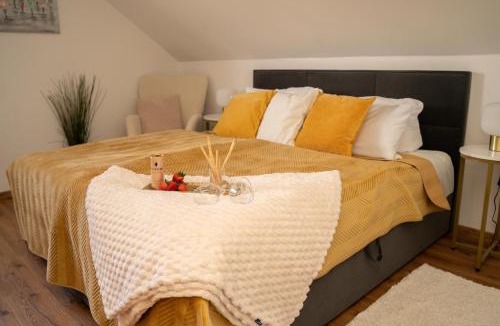 Kernstadt Apartment | Lichtdurchflutende Wohnoase-Kamin-ruhig-kostenloser Parkplatz- 24-7 Self Check-in, bis zu 5 Personen, sehr geräumig