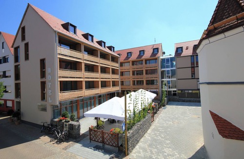Ehingen Apartment | Lichtdurchflutetes Wehrgangzimmer mit Loggia, Klimaanlage, LCD-TV, Sky-free-to-Guest, kostenfreiem WLAN und Safe